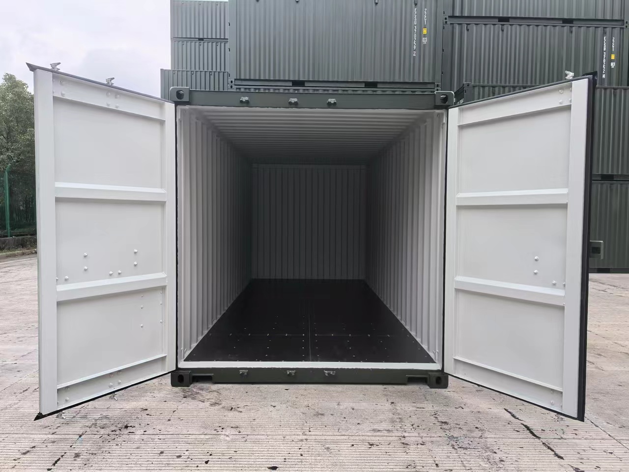 20 fots container invändigt med öppna dubbeldörrar och korrugerade väggar